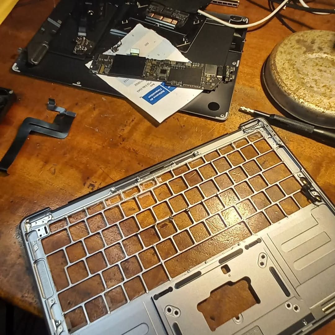 MacBook ouvert sur l'établi, clavier démonté pour remplacement