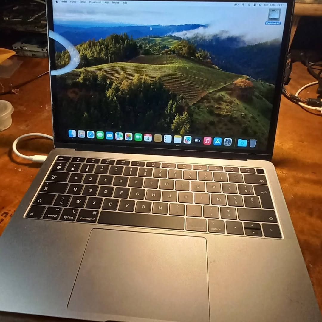 MacBook Pro réparé, allumé sur le bureau macOS