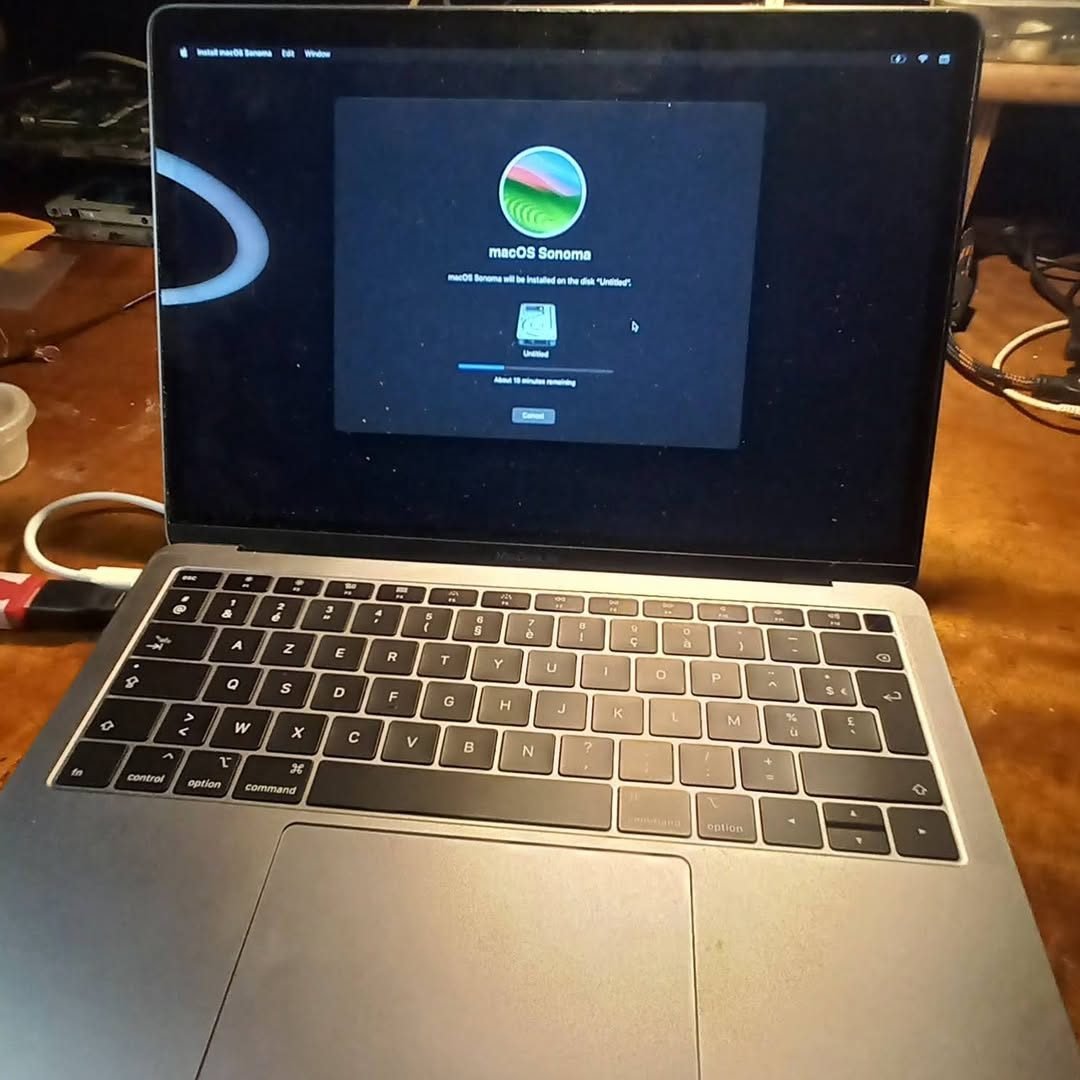 Installation de macOS Sonoma en cours sur un MacBook